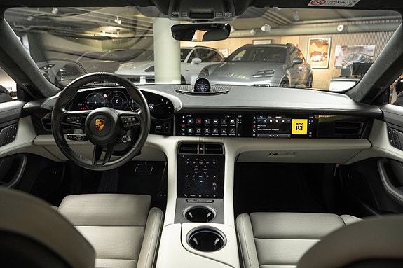 Porsche Taycan Cross Turismo 24 of 30