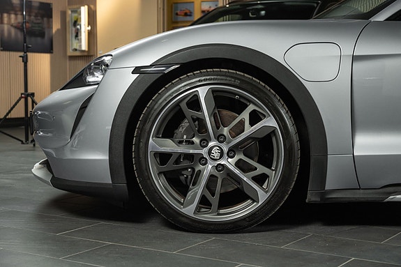 Porsche Taycan Cross Turismo 7 of 30