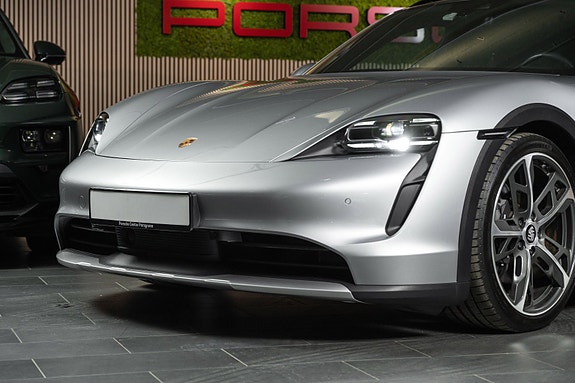 Porsche Taycan Cross Turismo 8 of 30