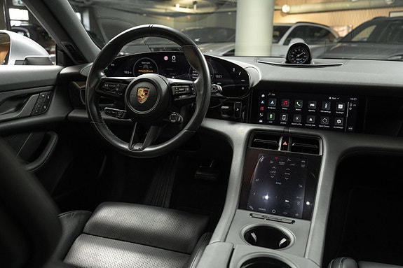 Porsche Taycan Cross Turismo 26 of 30