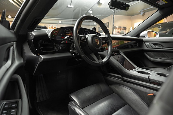 Porsche Taycan Cross Turismo 17 of 30