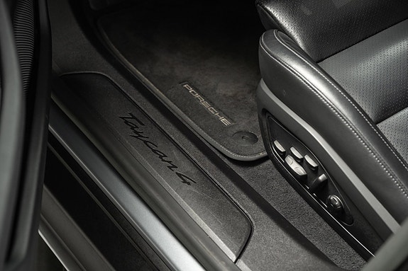 Porsche Taycan Cross Turismo 16 of 30