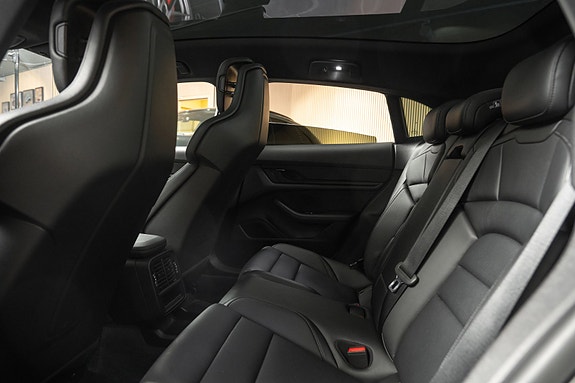 Porsche Taycan Cross Turismo 18 of 30