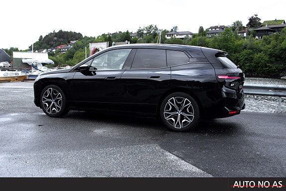 BMW iX 4 of 5
