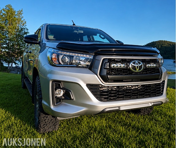 Toyota HiLux 2 of 5