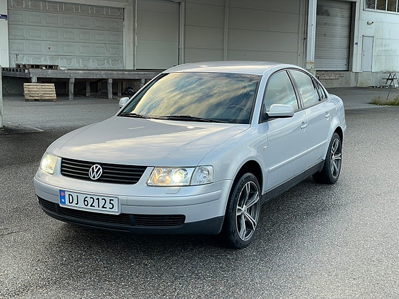 Volkswagen Passat 2 of 5