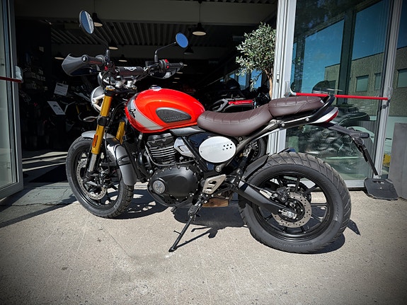 Triumph Scrambler 400 X Baja Orange 3 of 15