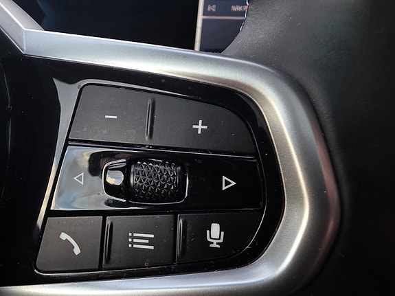 BMW i4 12 of 21
