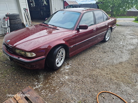 BMW 730d 2 of 5