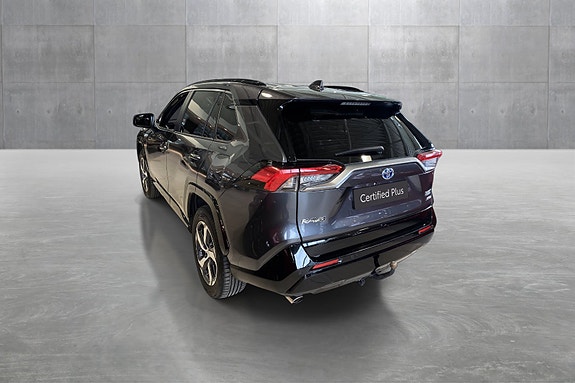 Toyota RAV4 Plug-in Hybrid 3 of 5
