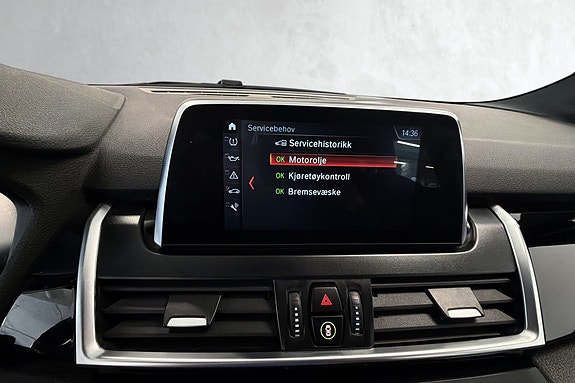 Touchscreen infotainment for enkel tilgang til medie- og bilfunksjoner.