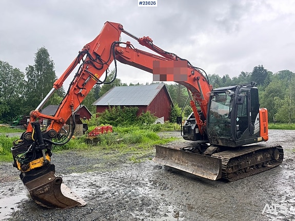 Hitachi ZX135US-5B Gravemaskin m/ Rototilt – 2 skuffer – Easy Dig SE VIDEO