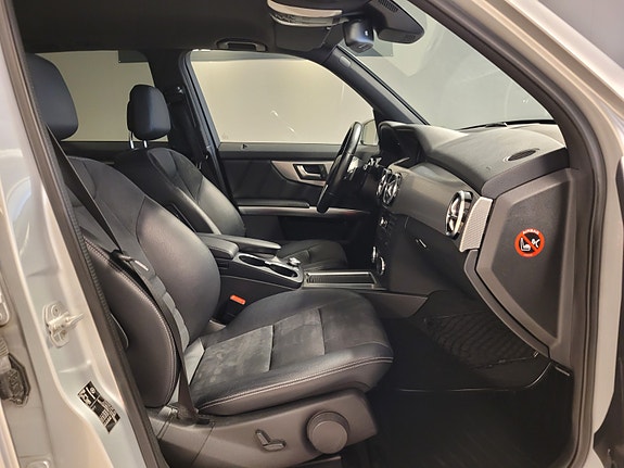 Mercedes-Benz GLK220 12 of 30