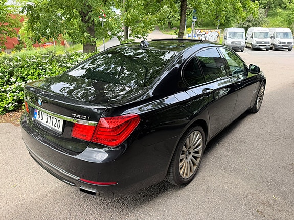 BMW 740i 6 of 29