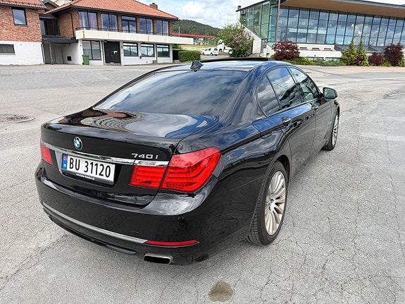 BMW 740i 12 of 29