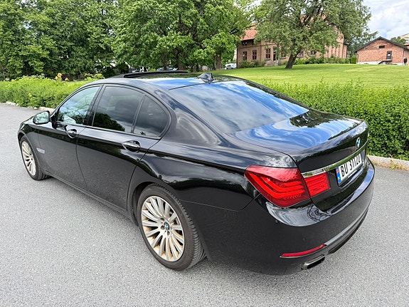 BMW 740i 8 of 29