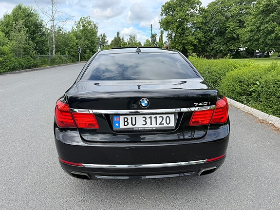 BMW 740i 9 of 29