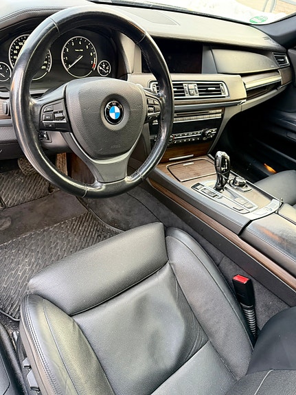 BMW 740i 23 of 29