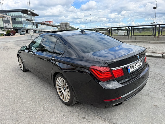 BMW 740i 13 of 29