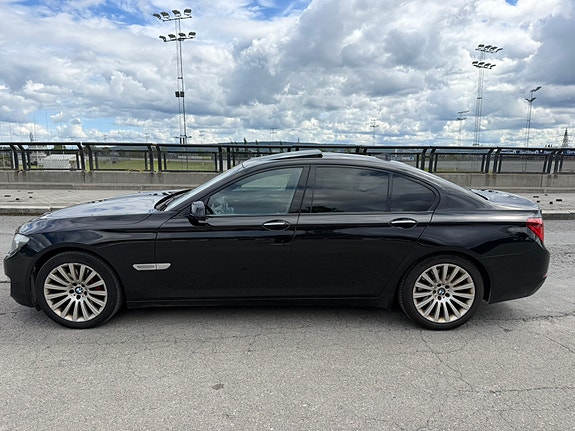 BMW 740i 11 of 29