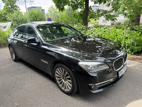 BMW 740i 4 of 29