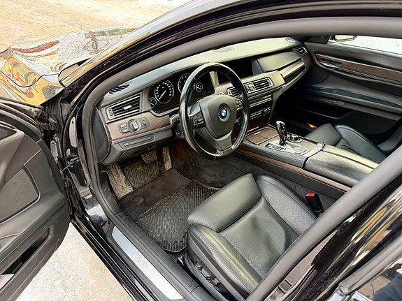 BMW 740i 24 of 29