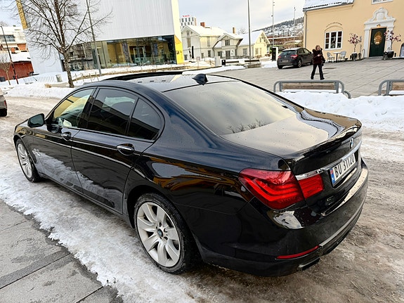 BMW 740i 25 of 29