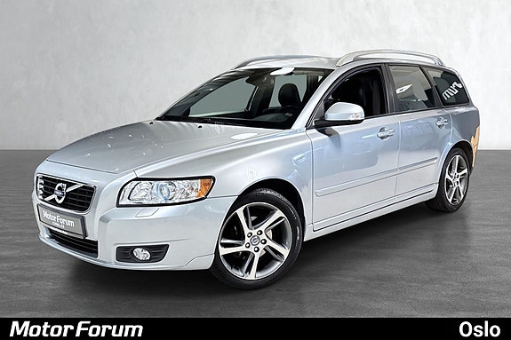 Sporty front med skinnende felger og elegante kromdetaljer.