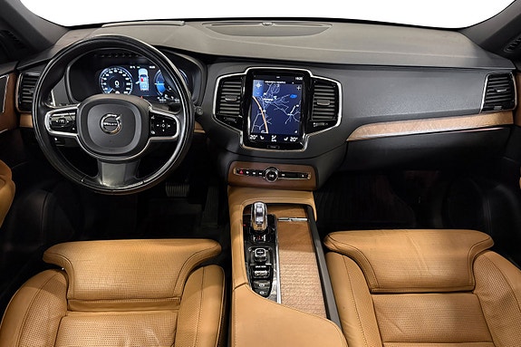 Volvo XC90 10 of 30