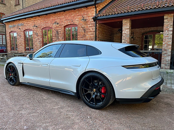 Porsche Taycan Sport Turismo 4 of 5