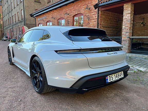 Porsche Taycan Sport Turismo 3 of 5