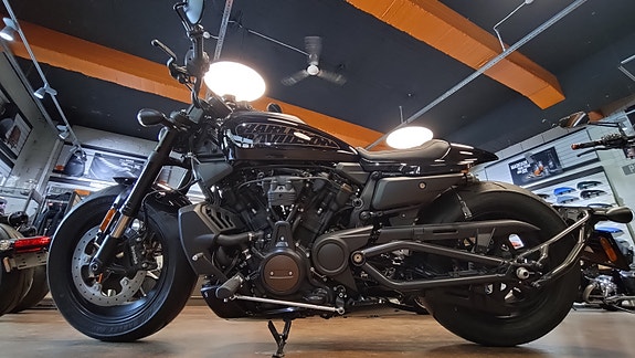Harley-Davidson Sportster S 2 of 7