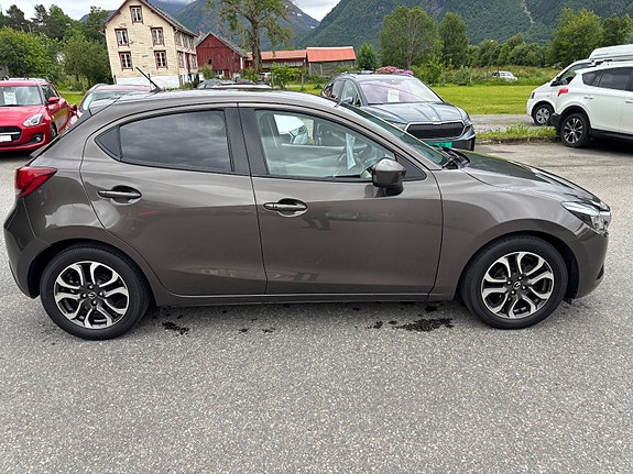 Mazda 2 4 of 5