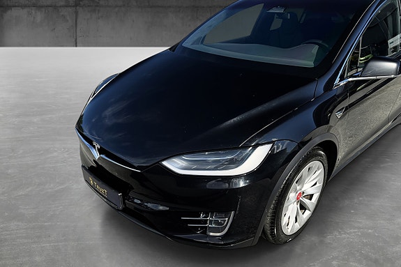 Tesla Model X 3 of 5