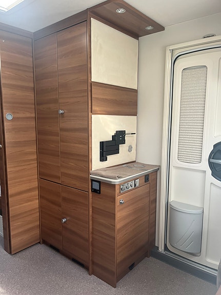 Dethleffs Nomad 730 FKR Snow 11 of 25