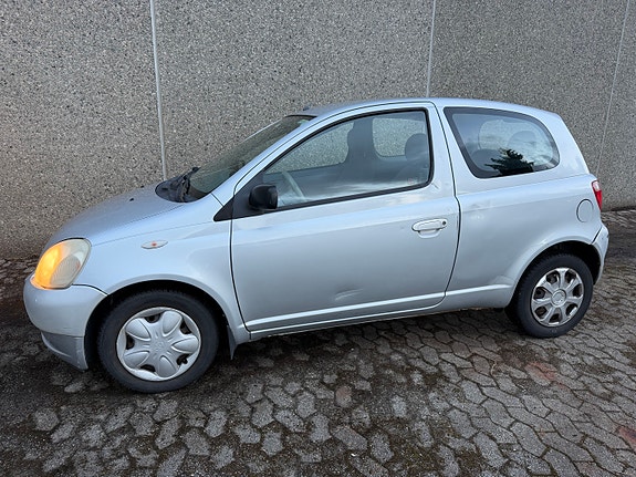 Toyota Yaris 17 of 30