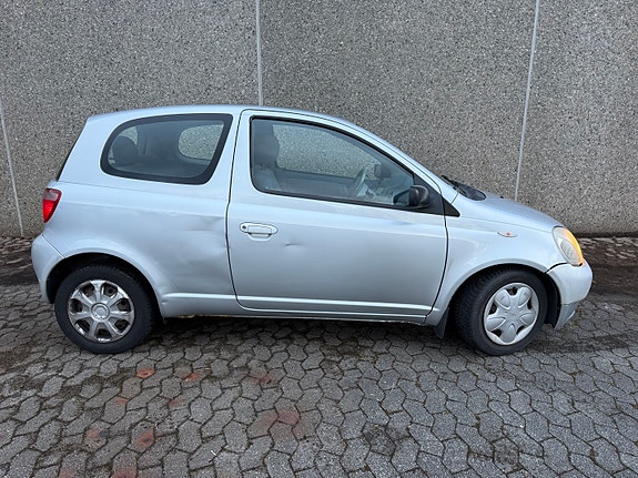 Toyota Yaris 6 of 30