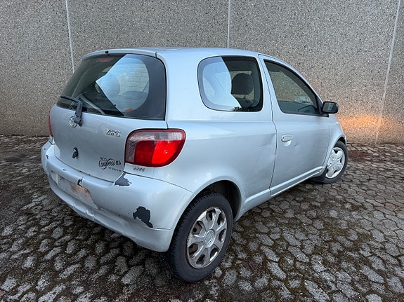 Toyota Yaris 8 of 30