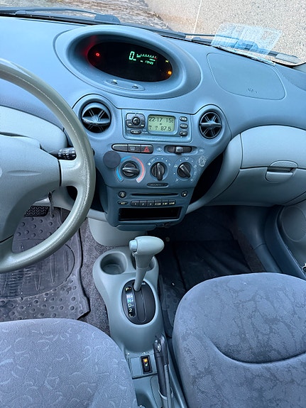 Toyota Yaris 25 of 30