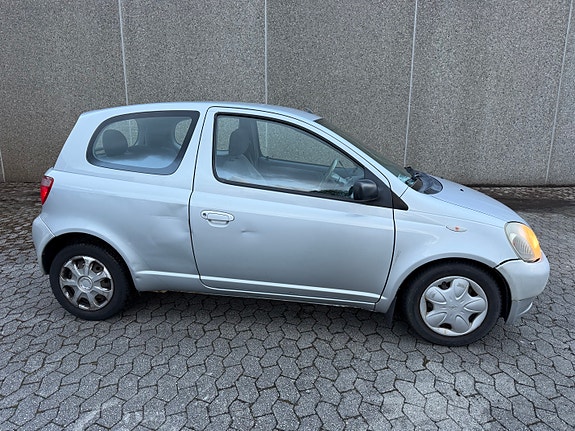 Toyota Yaris 2 of 30