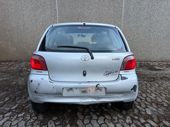 Toyota Yaris 11 of 30