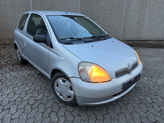 Toyota Yaris 3 of 30