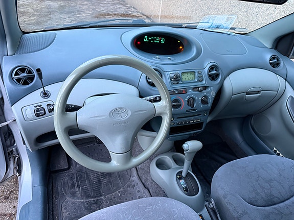 Toyota Yaris 20 of 30