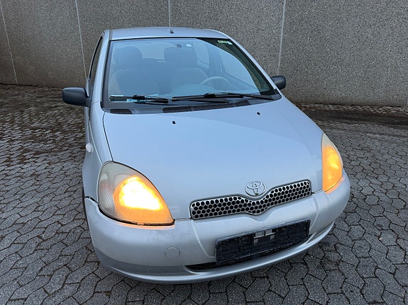 Toyota Yaris 4 of 30