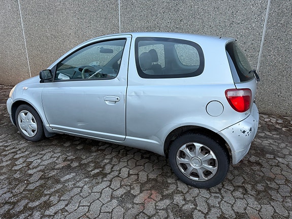 Toyota Yaris 15 of 30