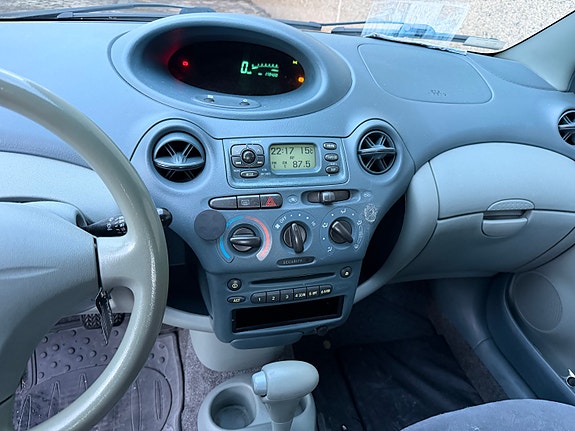 Toyota Yaris 24 of 30