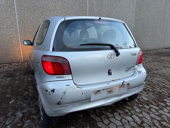 Toyota Yaris 12 of 30