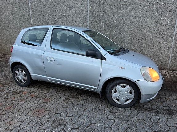 Toyota Yaris 5 of 30