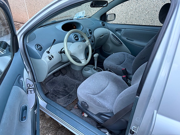Toyota Yaris 19 of 30