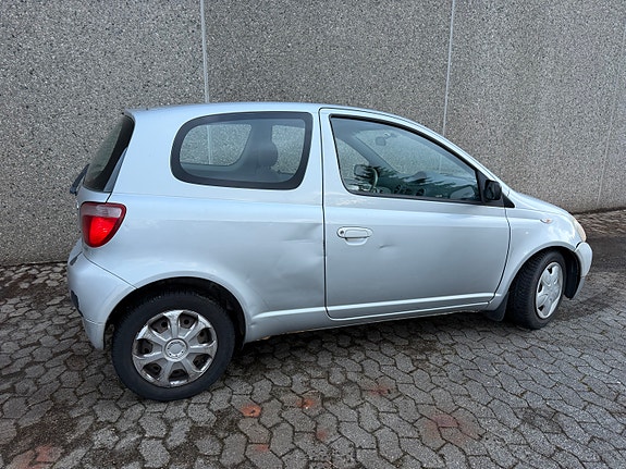 Toyota Yaris 7 of 30
